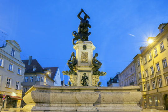 Herkules Brunnen in Augsburg bei nacht