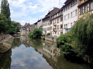 Fototapeta na wymiar Panorama lungofiume di Strasburgo