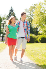 Obraz premium smiling couple walking in park