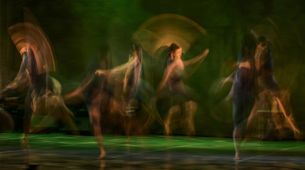 Group of contemporary dancers performing on stage - obrazy, fototapety, plakaty