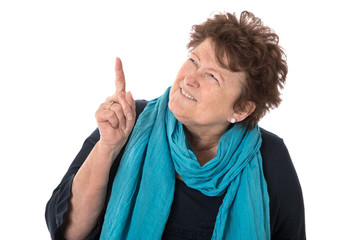 Witzige rüstige Seniorin zeigt mit dem Zeigefinger