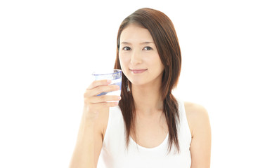 水を飲む笑顔の女性