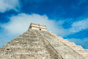 Fototapeta na wymiar El Castillo or Temple of Kukulkan pyramid, Chichen Itza, Yucatan