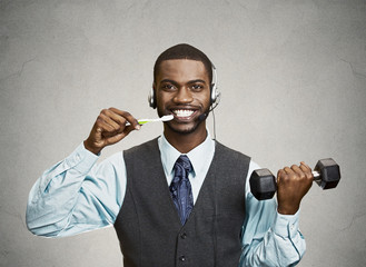 Naklejka premium Busy business man multitasking, grey wall background 