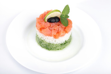 Салат из риса и рыбы с лаймом