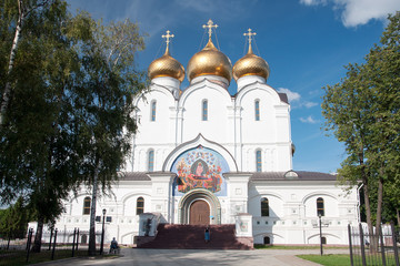 Fototapeta na wymiar Успенский собор в Ярославле, Россия.