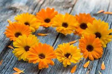 Herz aus Ringelblumen