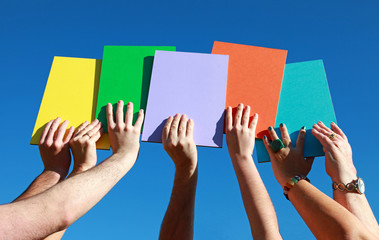 manos con carteles de colores 5663-f14