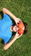 Niño con tomates por ojos