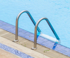 Pool ladder With side drainage channels