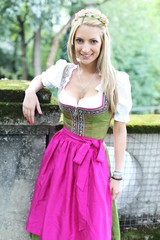 mit Dirndl im Garten