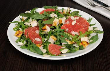 Arugula salad with chicken, grapefruit and almonds