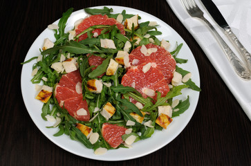 Arugula salad with chicken, grapefruit and almonds