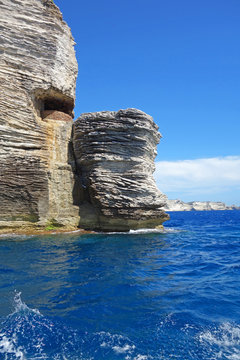 Le rocher "le gouvernail de la Corse" &agrave; Bonifacio au sud Corse