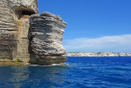 Le rocher "le gouvernail de la Corse" &agrave; Bonifacio au sud Corse