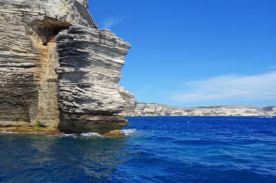 Le rocher "le gouvernail de la Corse" &agrave; Bonifacio au sud Corse