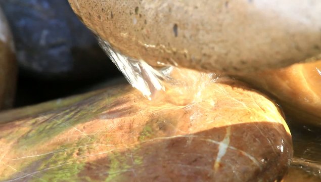 Wasserfall aus amphore auf stein