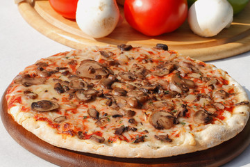 Pizza mit Champignons und Käse