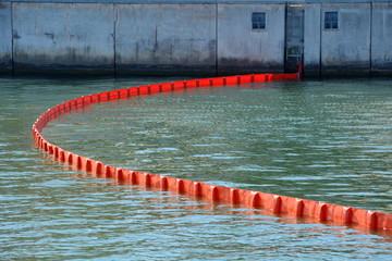 Ölsperre im Hafengebiet