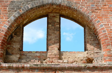 Halbrundes Fenster in einer historischen Ruine