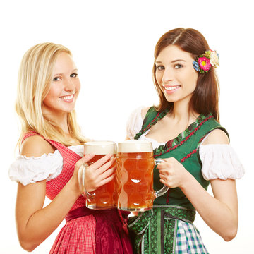 Zwei Frauen im Dirndl mit Bier in Bayern