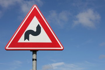 niederländisches Verkehrszeichen: Doppelkurve (zunächst rechts)