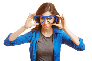 Frau hält Nerd-Brille vor ihr Gesicht