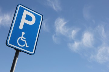 niederländisches Verkehrszeichen: Parken nur für Schwerbehinderte