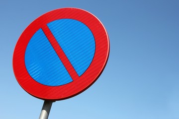 niederländisches Verkehrszeichen: eingeschränktes Haltverbot