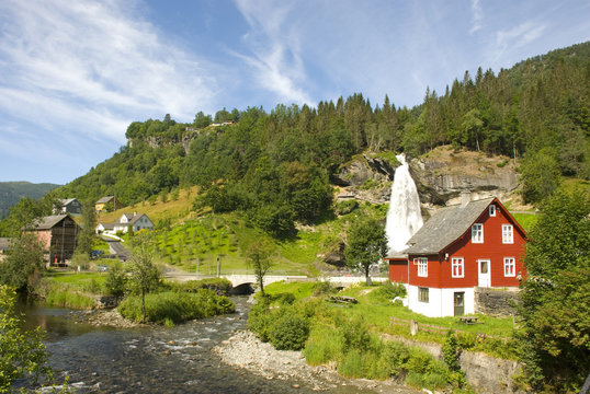 steindalsfossen, landschaft mit wasserfall in norwegen