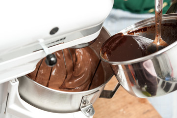 Mixxing flour, eggs, sugar and hot chocolate in mixxing machine