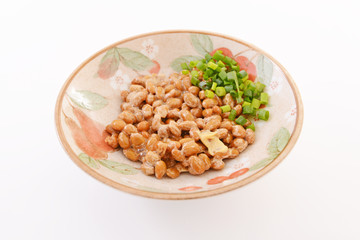 小皿に入れた納豆