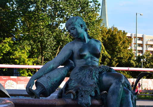 Frauengestalt Neptunbrunnen Berlin