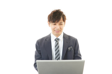 PCで仕事中の男性