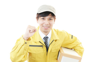 荷物を運ぶ笑顔の男性