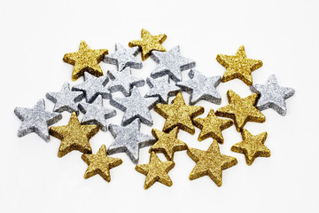 Obraz premium Silberne und goldene Glittersterne auf weißem Hintergrund