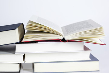 Bücher auf Tisch liegend