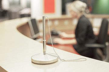 Blondine arbeitet am Helpdesk