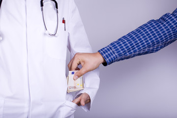 Geld in Tasche Arzt