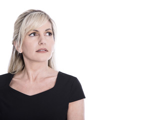 Fototapeta premium Gesicht: Ältere blonde Frau mit nachdenklichem Blick