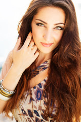 Obraz premium Beautiful woman in sunset lights