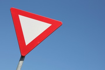 niederländisches Verkehrszeichen: Vorfahrt gewähren