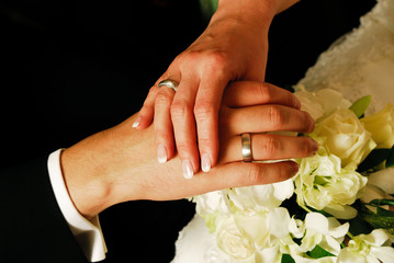 Obraz na płótnie Canvas bridal, bride, bouqet, hands, love, rings, wedding
