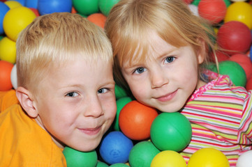 Fototapeta na wymiar Kindergartenkinder spielen zusammen im Bällebad
