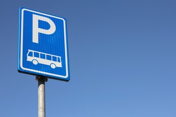 niederländisches Verkehrszeichen: Parkplatz für Busse