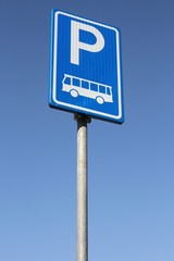 niederländisches Verkehrszeichen: Parkplatz für Busse