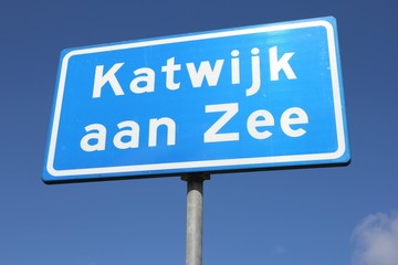 niederländisches Verkehrszeichen: Ortstafel (Katwijk aan Zee)