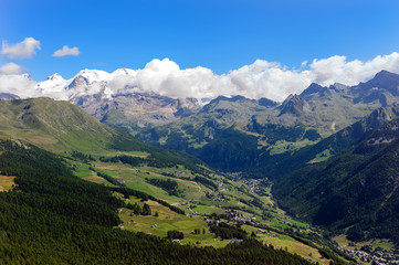 Fototapeta na wymiar Val d'Ayas - Panorama della catena del Monte Rosa
