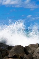 Onde sugli scogli a Punta Safò