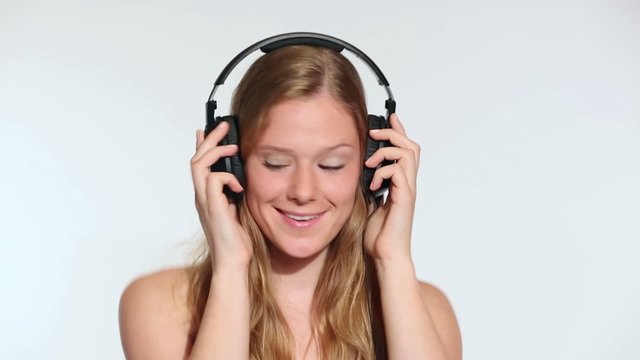 Junge Frau mit Kopfh&ouml;rern